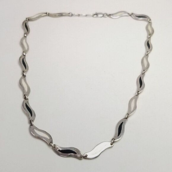 Vintage Sterling Silver Black and White Enamel Wavy Link Chain Necklace 16 Inch - Picture 3 of 9